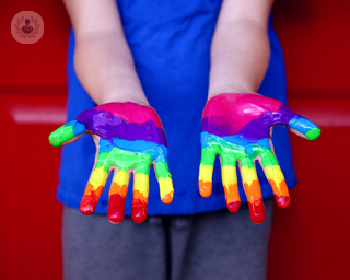 manos pintadas con la bandera LGBT