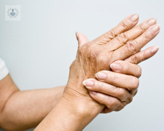 La artrosis de manos suele cursar con dolor y rigidez