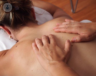 fisioterapeuta da masaje a paciente