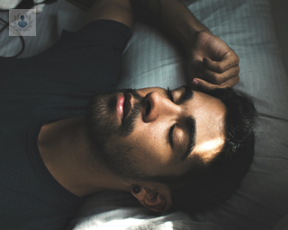El doctor Domínguez Juncal nos explica qué es la apnea del sueño: qué síntomas presenta y cuáles son sus causas. 
