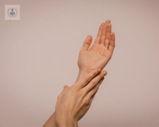 Las manos son una zona del cuerpo muy visible y muchas personas quieren que parezcan tan jóvenes como su rostro