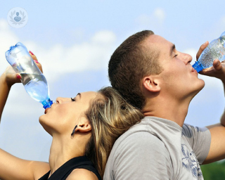 beber agua para prevenir las infecciones del tracto urinario
