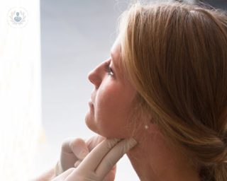 La extirpación del tiroides a través de la boca tiene la gran ventaja de tener menos complicaciones y, además, no deja cicatriz visible en el cuello. 