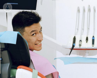 paciente sentado en silla de odontólogo