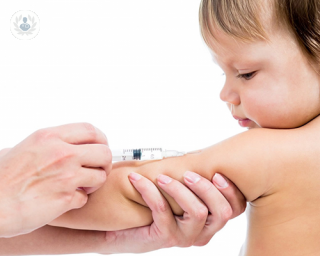 Cuando se vacuna a un niño no solo se le protege a él sino al resto de población