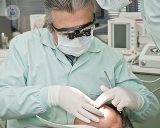 dentista con un paciente en consulta