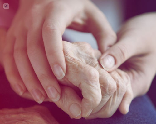 Personas agarrándose las manos - enfermedad de Parkinson by Top Doctors