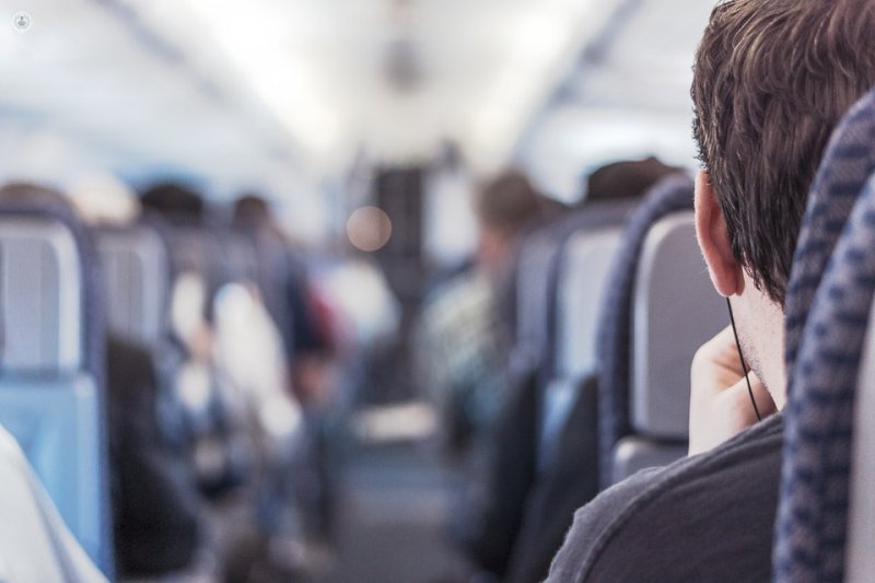 La aerotitis y el ruido en cabina son los principales riesgos para el oído durante un vuelo