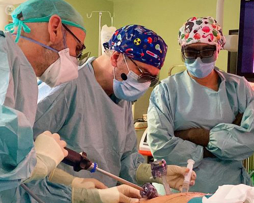 El Dr. Santoyo durante una cirugía. Fuente: drjuliosantoyo.es
