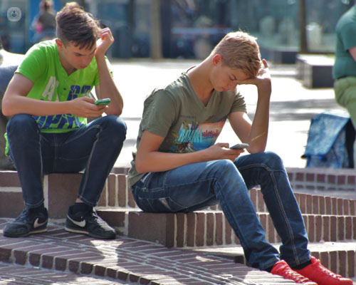 Adolescentes con móvil