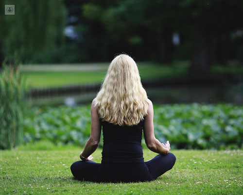 Chica de espaldas en posición de meditación - Autoestima y empoderamiento - by Top Doctors