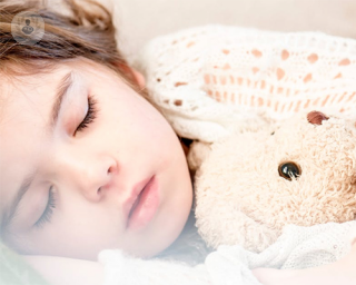 La apnea del sueño es un trastorno que se manifiesta mientras el niño o niña duerme, con pausas respiratorias de más de 15 segundos.