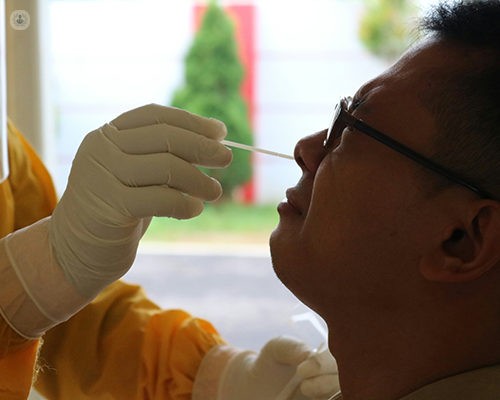 Primer plano paciente prueba nasofaringea - perfil patogenos respiratorios | by Top Doctors